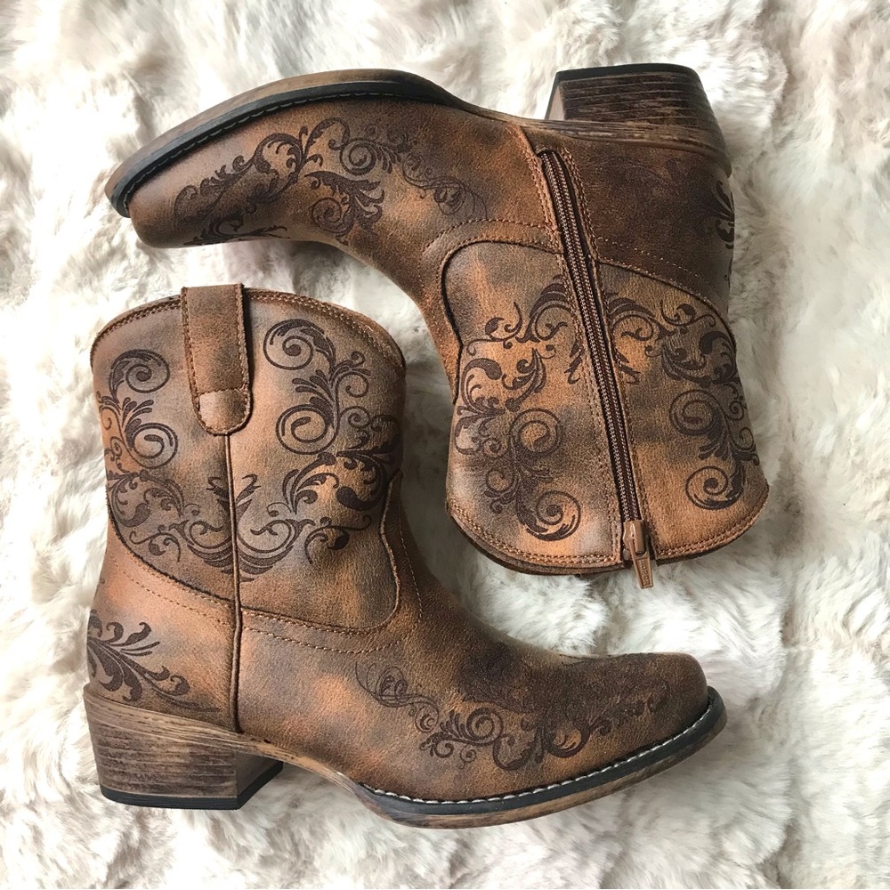 Size 8 ankle cowgirl boots
